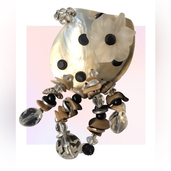 Shell Brooch - Picture 2 of 10